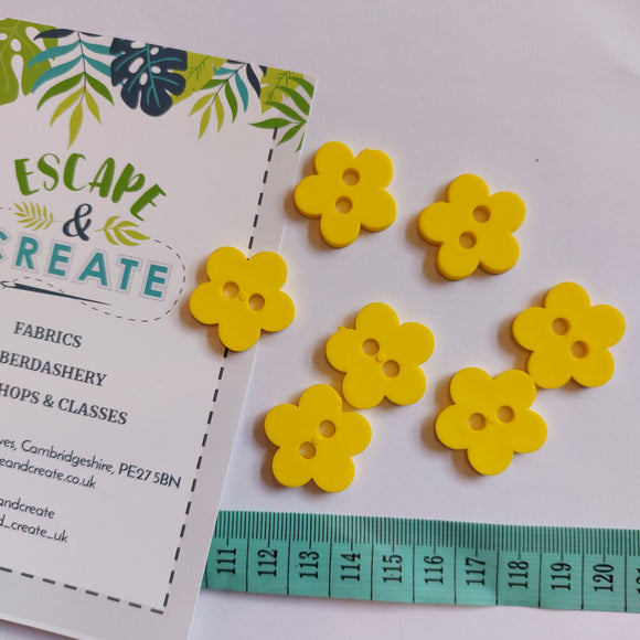 Button 26mm Novelty Flower in Pale Yellow