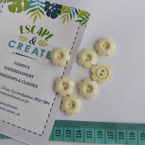 Button 22mm Novelty Flower in Pale Lemon