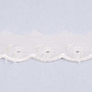 Lace: 25mm: Broderie Anglais Scalloped in Cream